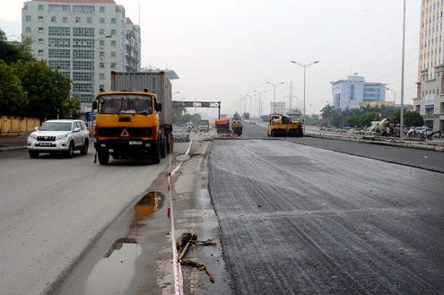 Điểm đầu của đường trên cao, nơi nối với cầu vượt Mai Dịch đang được trải nhựa để chuẩn bị thông xe ngày 21/10.